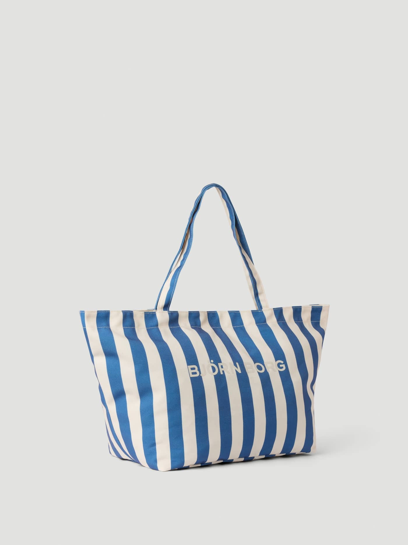 Vue de face du Borg Beach Tote M - 27L en Coastal Fjord (Bleu) à rayures en polyester recyclé avec logo blanc. - Image 2