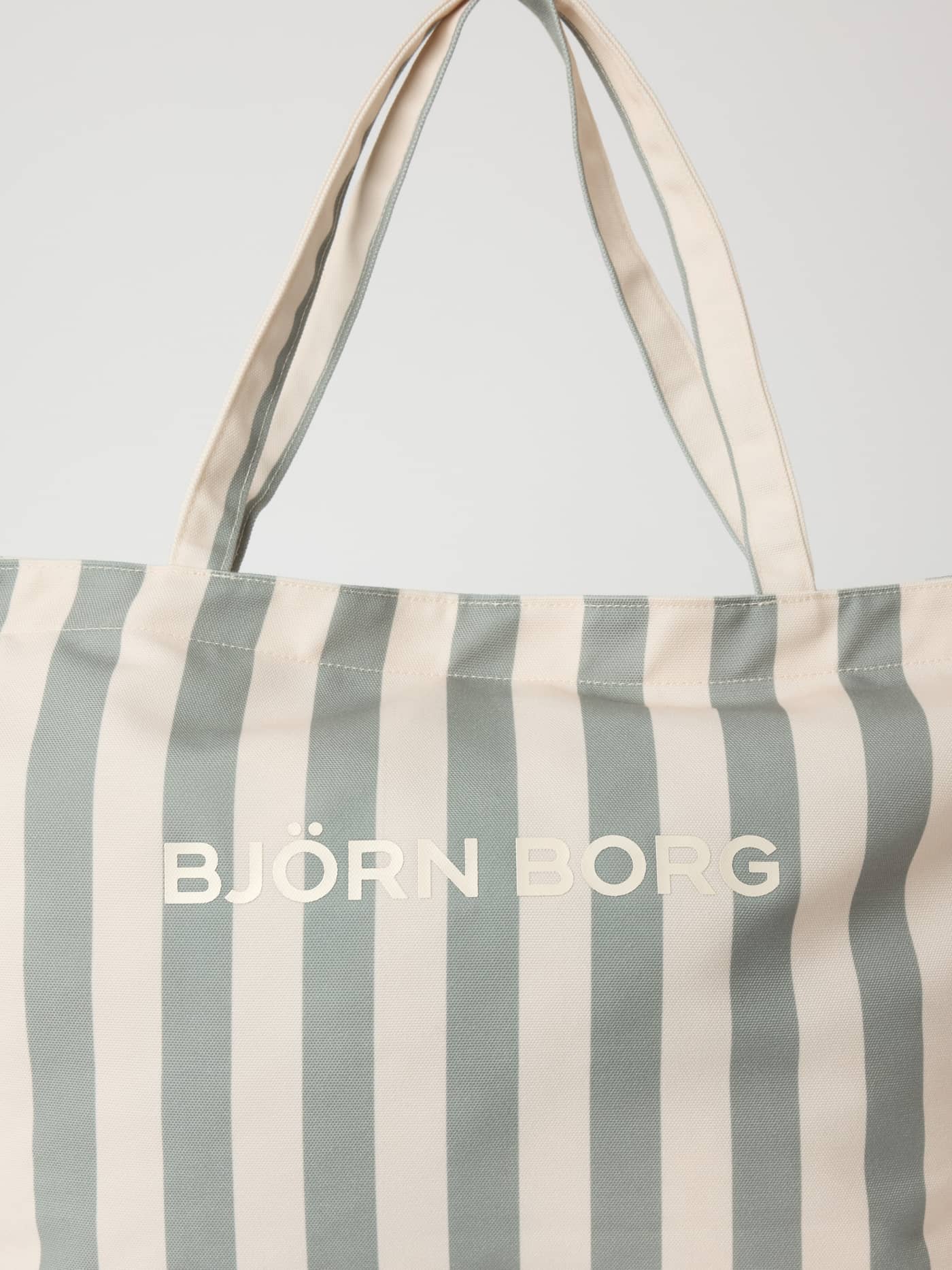 Borg Beach Tote M - 27L in Slate Gray (Groen) met verticale strepen en een crème logo, gedetailleerde close-up. - Image 4