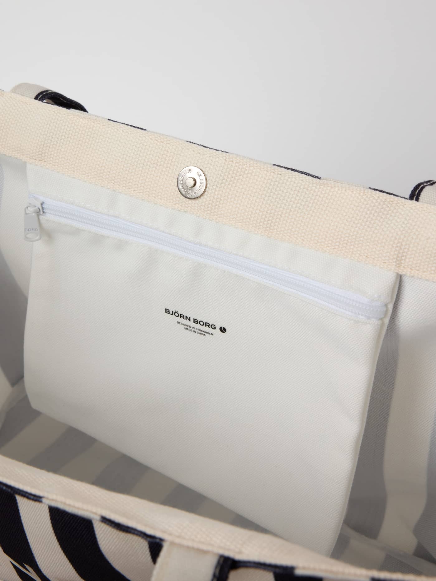 Intérieur rayé du Borg Beach Tote M - 27L en Black Beauty (Noir) avec poche zippée et logo Björn Borg noir. - Image 3