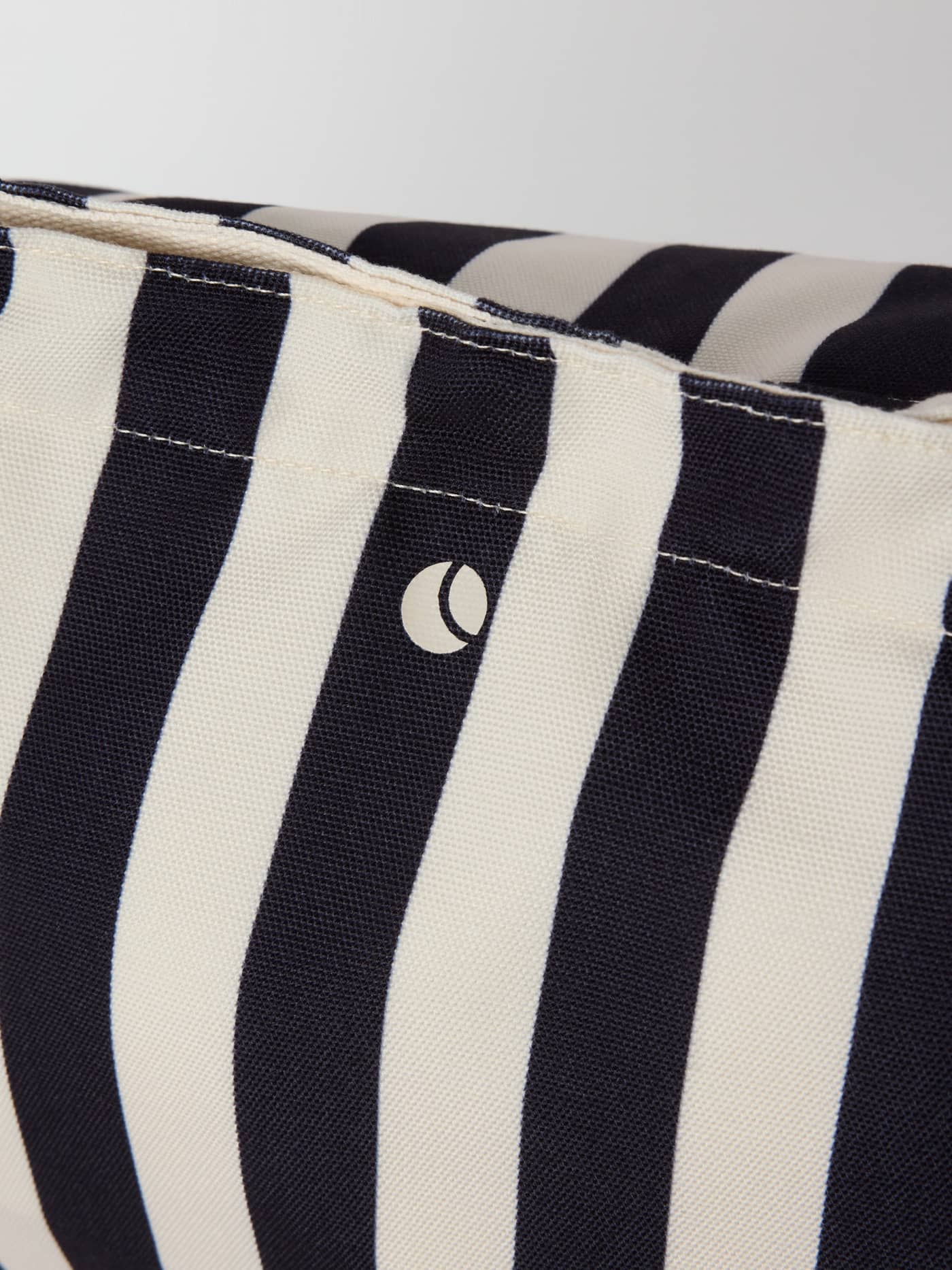 Borg Beach Tote M - 27L en Black Beauty (Noir) en polyester recyclé avec rayures et petit logo crème. - Image 5