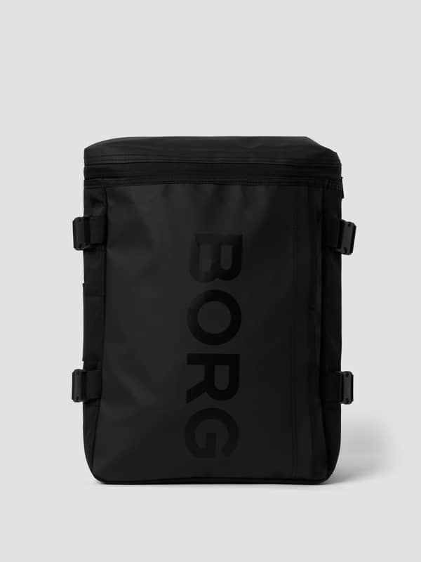 Travel Backpack M - 22L i Black Beauty (Svart) sedd framifrån i slitstark TPE-belagd polyester med en svart BORG-logotyp.