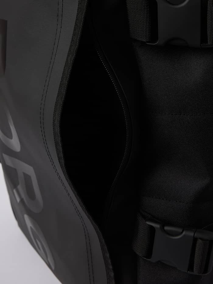 Close-up van de Björn Borg Travel Backpack M - 22L in Black Beauty (Zwart) van duurzaam materiaal met TPE-coating. - Image 5