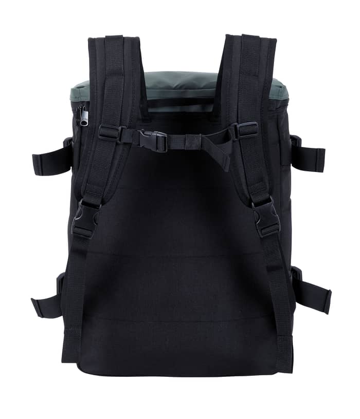 Achteraanzicht van de Travel Backpack M - 22L in Mountain View (Groen) met gewatteerde schouderbanden en borstriem. - Image 3