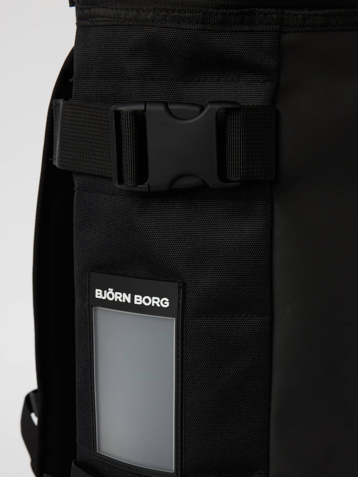 Travel Backpack M - 22L i Black Beauty (Sort) vist tæt på med spænde og hvidt Björn Borg logo. - Image 6