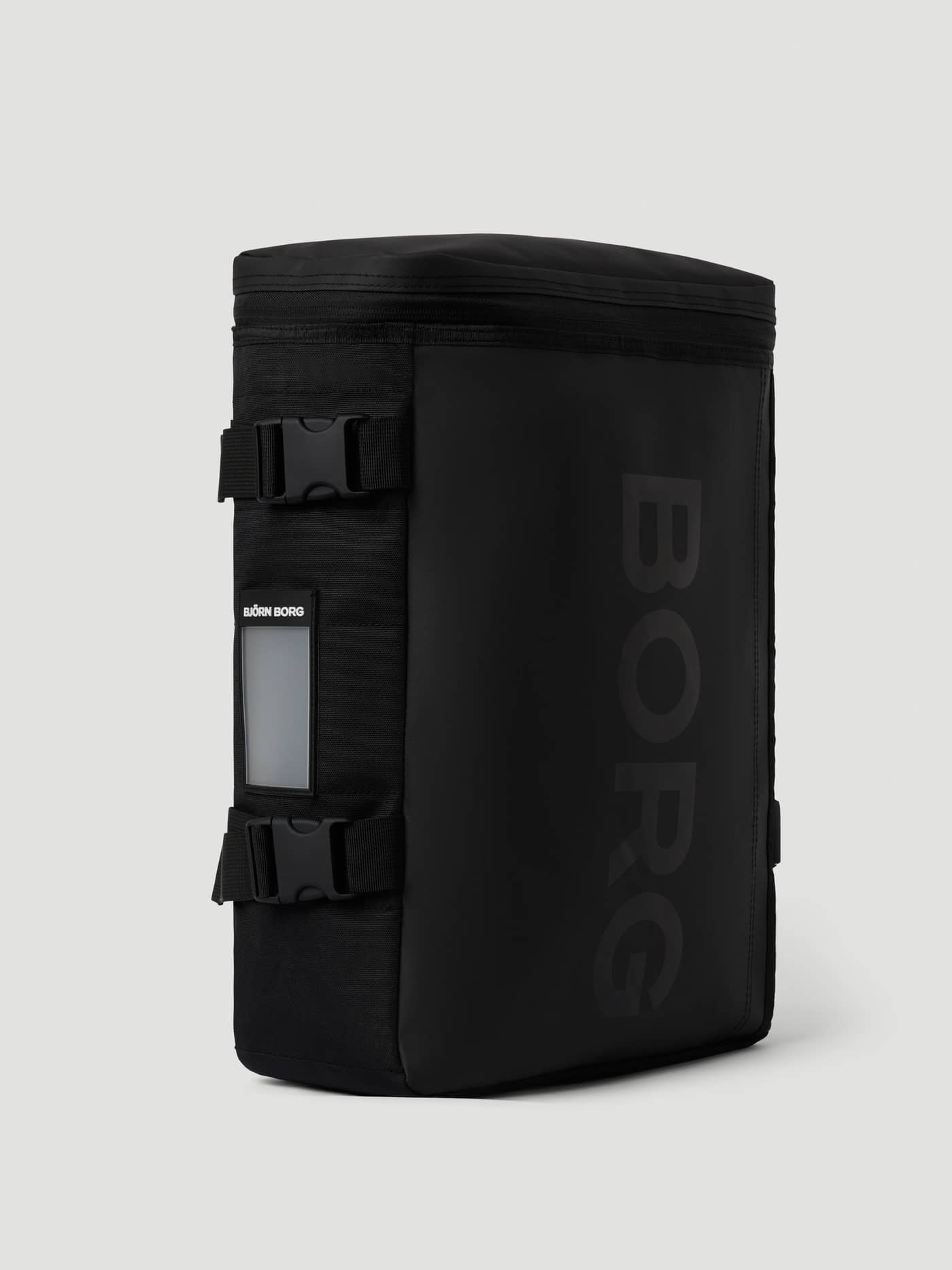 Travel Backpack M - 22L i Black Beauty (Sort) i slidstærkt TPE-belagt materiale med sidespænder og et stort sort BORG-logo. - Image 3