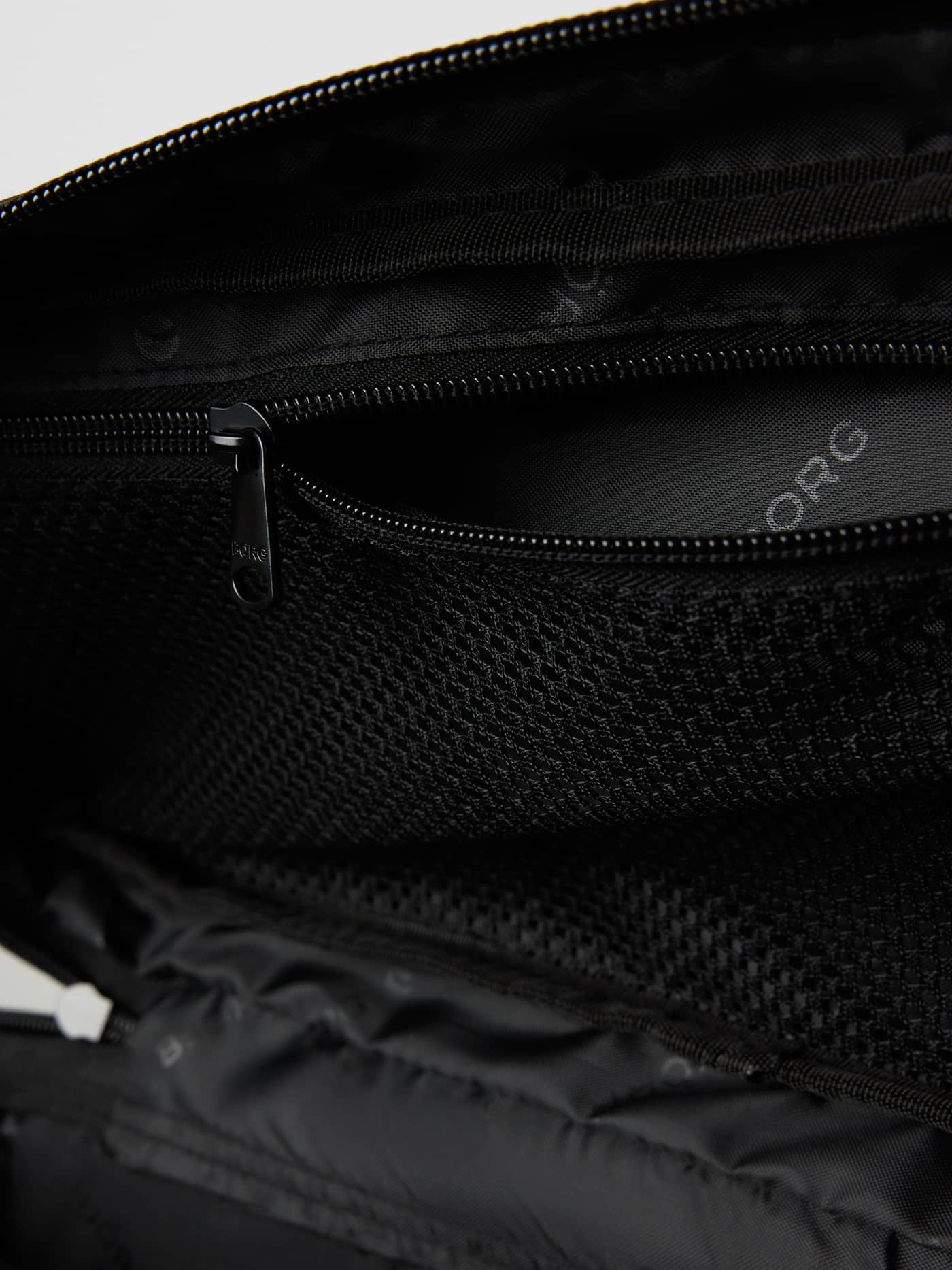 Indvendige detaljer på Travel Backpack M - 22L i Black Beauty (Sort) med netlomme og logo-for. - Image 4