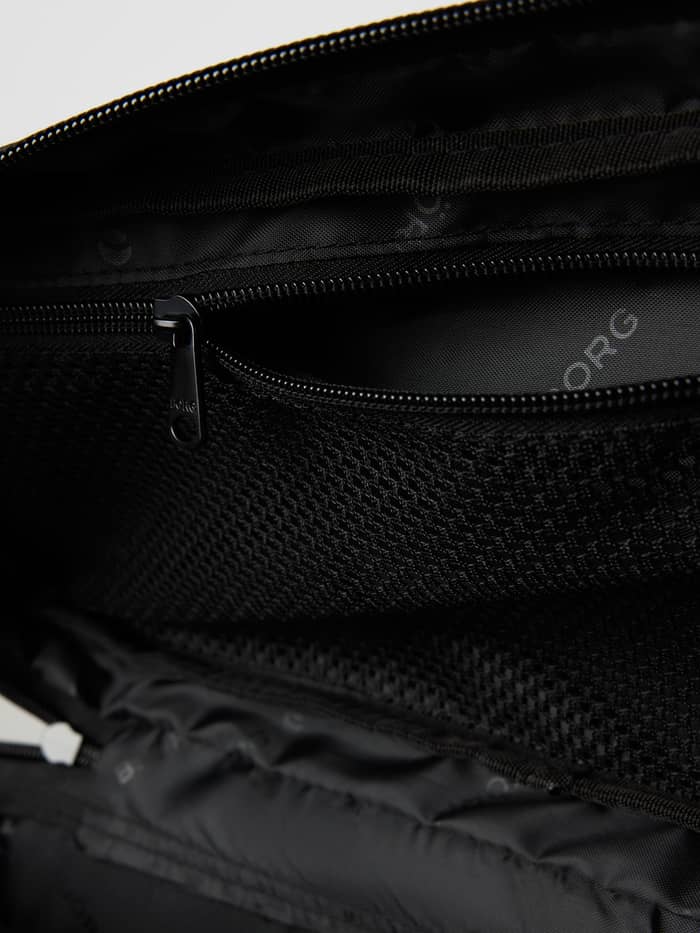 Gedetailleerd interieur van de Travel Backpack M - 22L in Black Beauty (Zwart) met een gaasvak en logovoering. - Image 4