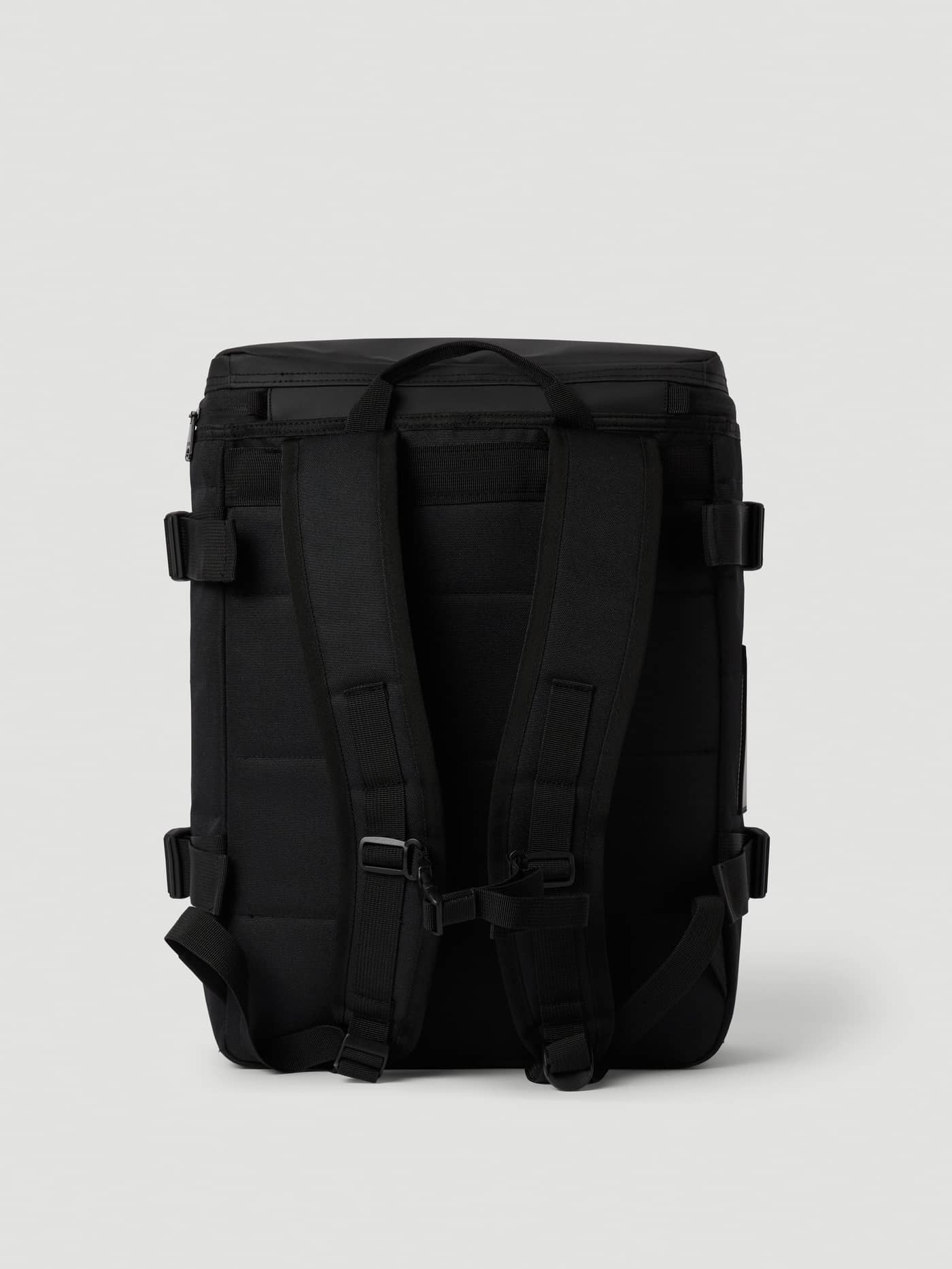 Travel Backpack M - 22L i Black Beauty (Sort) set bagfra med polstrede stropper og TPE-belagt materiale. - Image 2