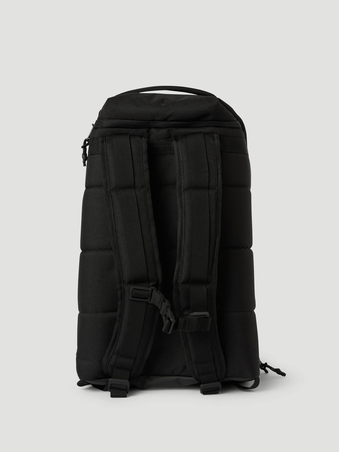 Rückansicht des Travel City Backpack 30L in Black Beauty (Schwarz) mit gepolsterten Trägern und Rückenteil. - Image 3