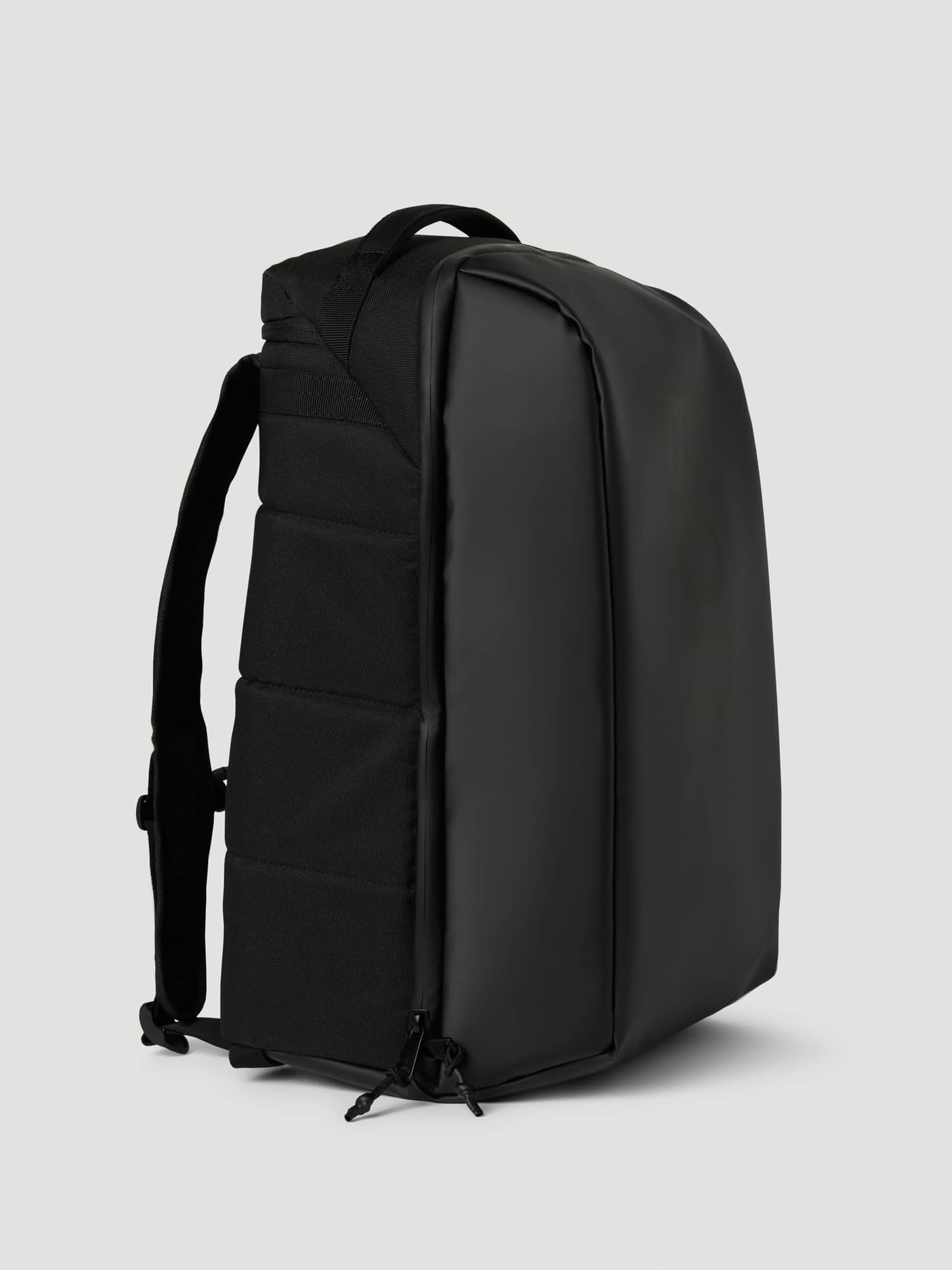 Seitenansicht des Björn Borg Travel City Backpack 30L in Black Beauty (Schwarz) aus TPE-beschichtetem Material. - Image 2