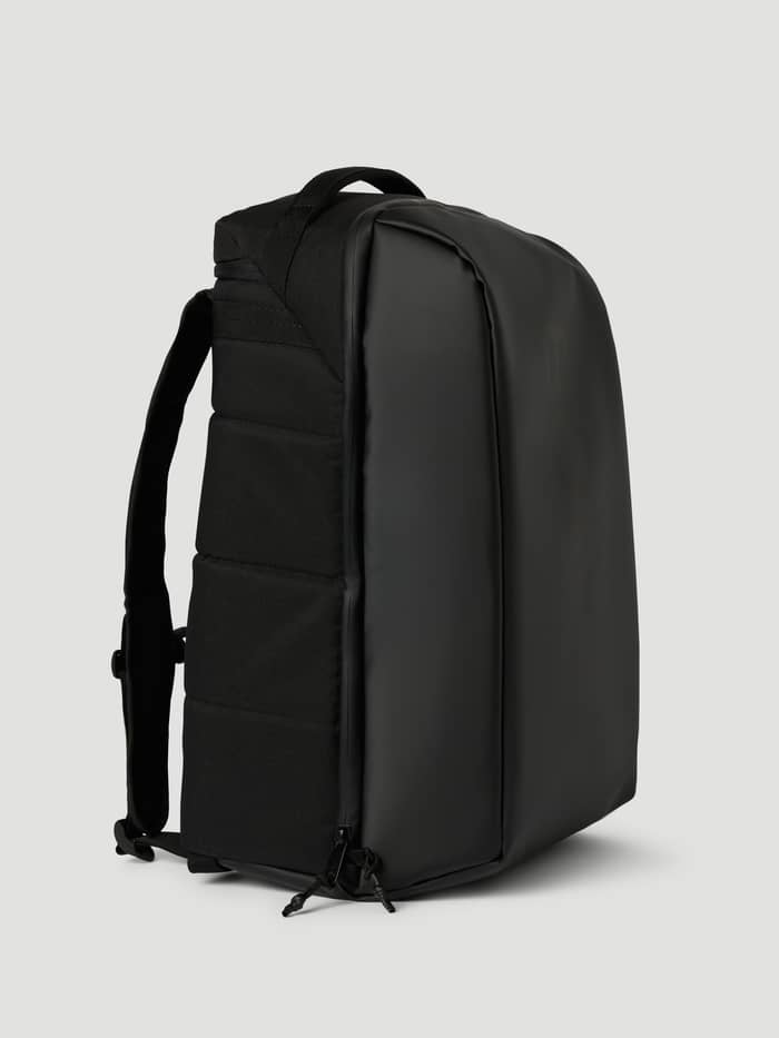 Björn Borg Travel City Backpack 30L in Black Beauty (Zwart) van duurzaam materiaal met TPE-coating, zijaanzicht. - Image 2
