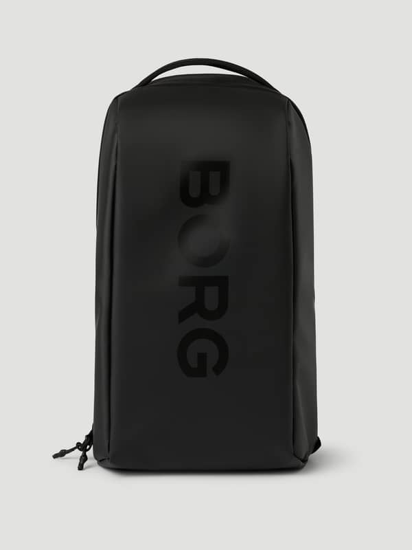 Travel City Backpack 30L i Black Beauty (Svart) sedd framifrån med stor svart logotyp och TPE-belagt material.