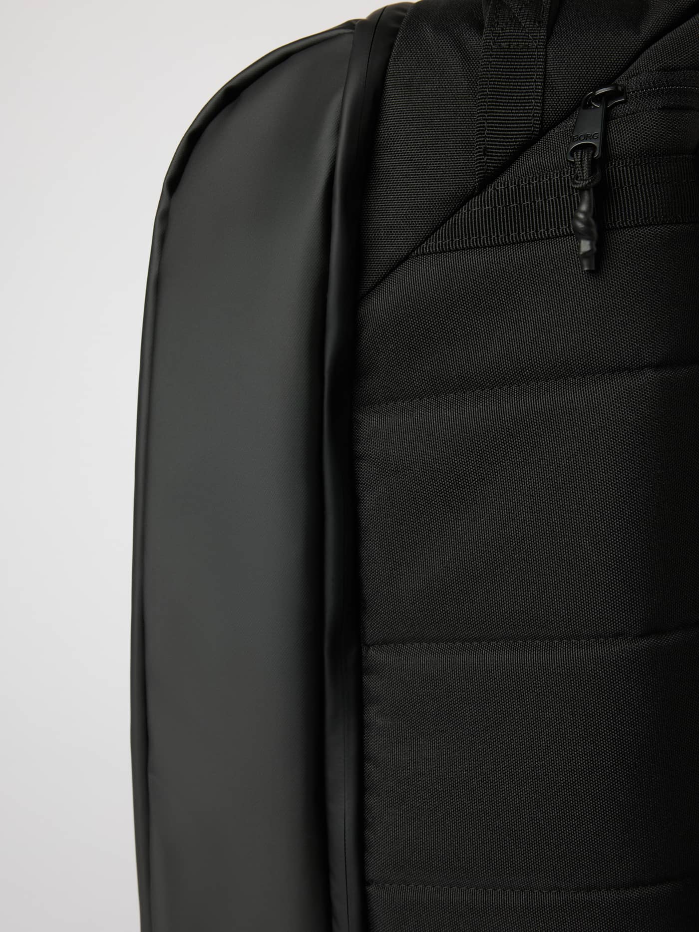 Detailaufnahme des Travel City Backpack 30L in Black Beauty (Schwarz) aus strapazierfähigem, TPE-beschichtetem Material. - Image 4