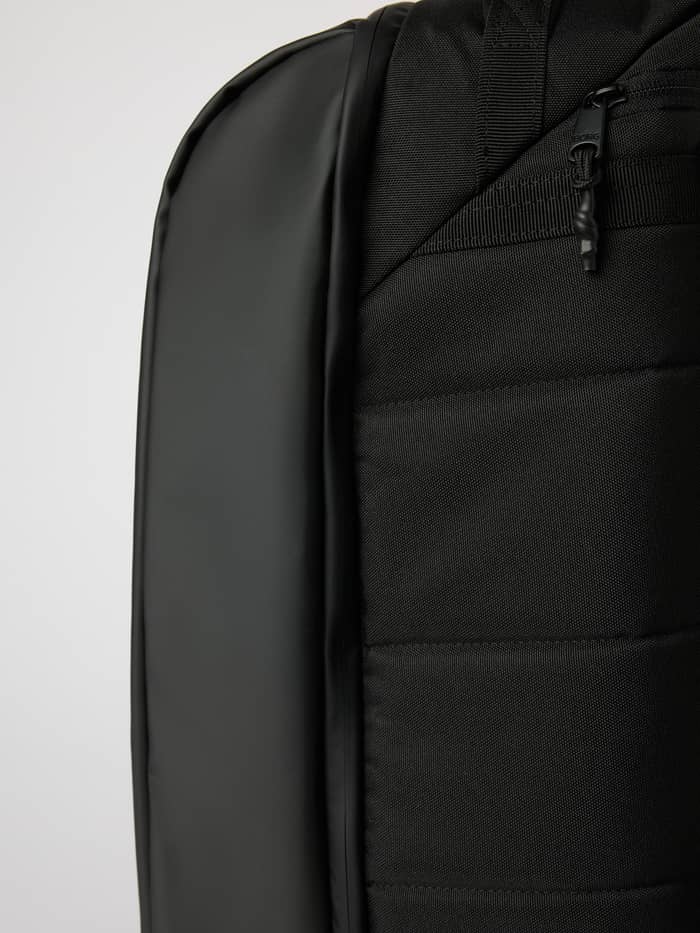 Gedetailleerde close-up van de Travel City Backpack 30L in Black Beauty (Zwart) met stevig TPE-gecoat materiaal. - Image 4