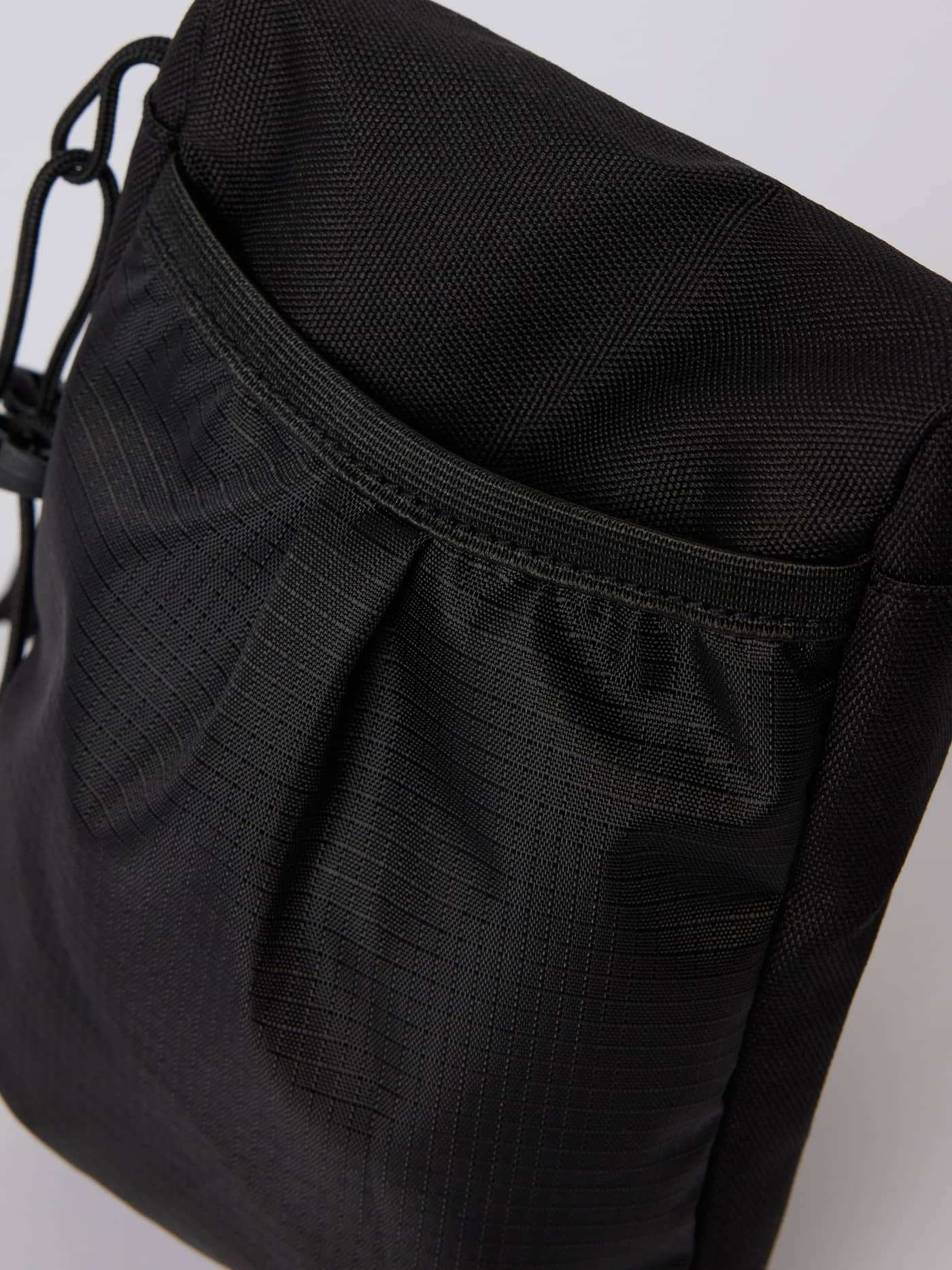 Detailed view of the mesh back pocket on the durable Borg Crossover Bag S in Black Beauty (Black). - Image 5