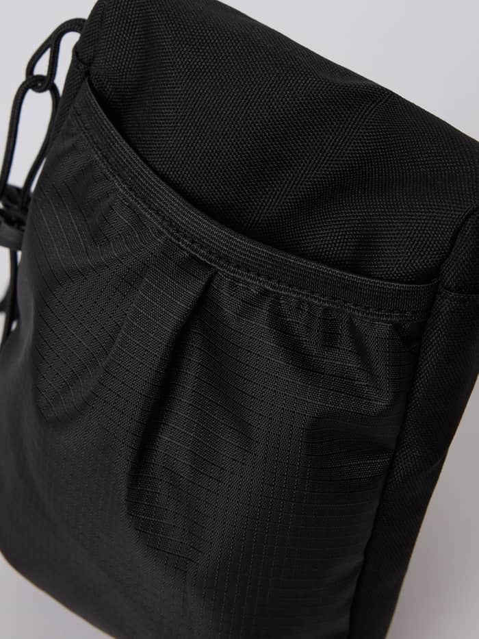 Detailed view of the mesh back pocket on the durable Borg Crossover Bag S in Black Beauty (Black). - Image 5