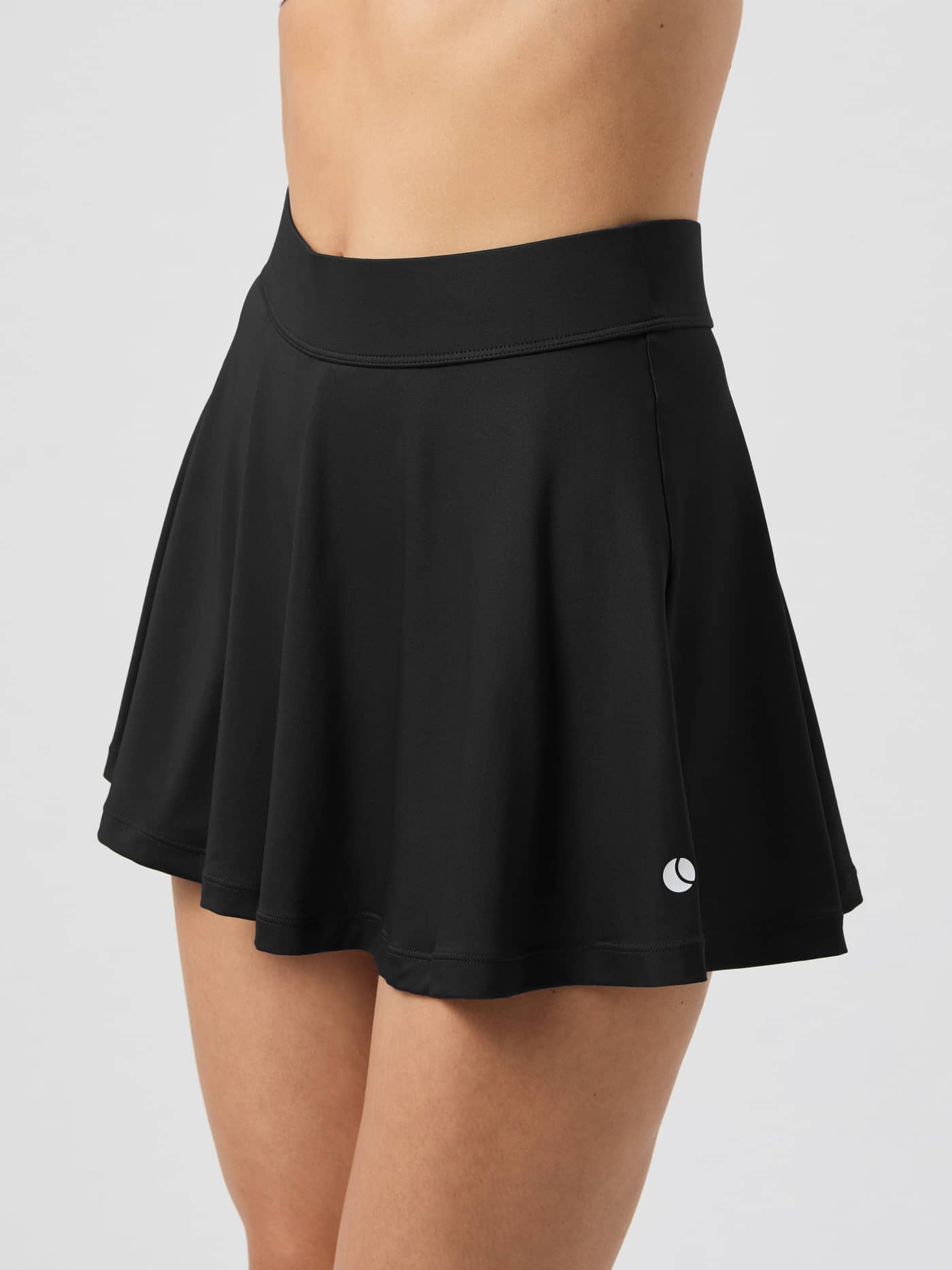 Vue de côté de la Ace Jersey Skirt de tennis en Black Beauty (Noir) avec coupe évasée et large ceinture élastique. - Image 2