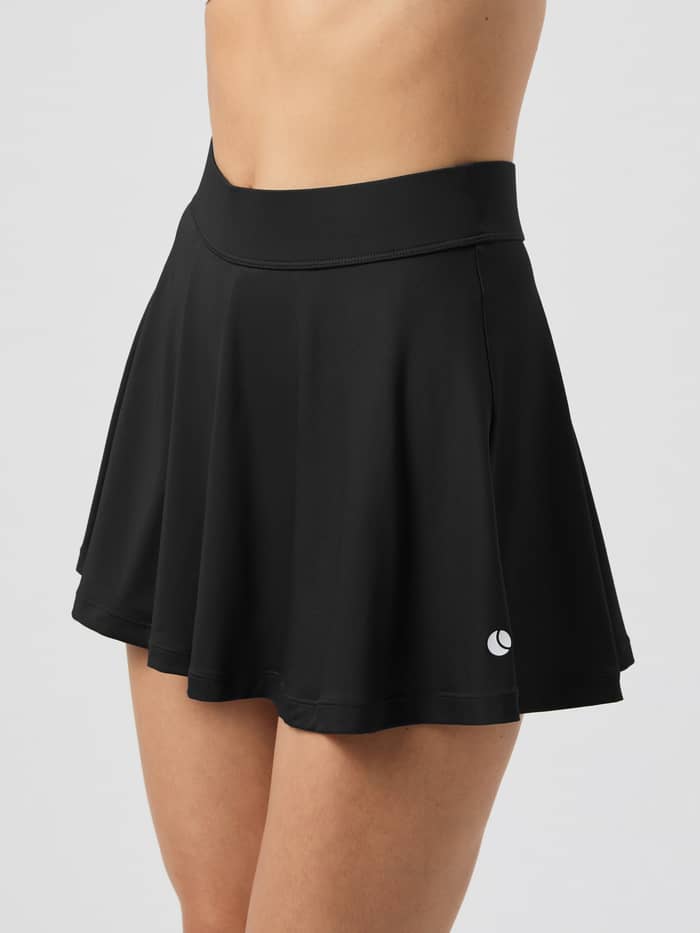 Seitenansicht des Ace Jersey Skirt in Black Beauty (Schwarz) mit ausgestellter Passform und breitem Bund für Tennis. - Image 2