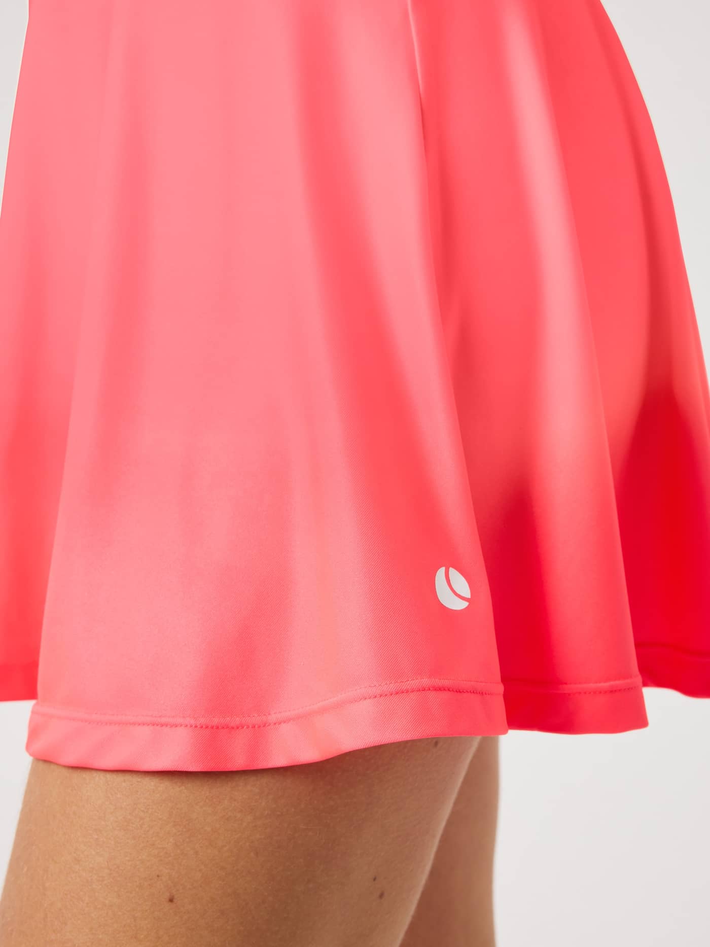 Nahaufnahme des Ace Jersey Skirt in Diva Pink (Pink) mit geripptem Tennis-Stoff und weißem Logo. - Image 4