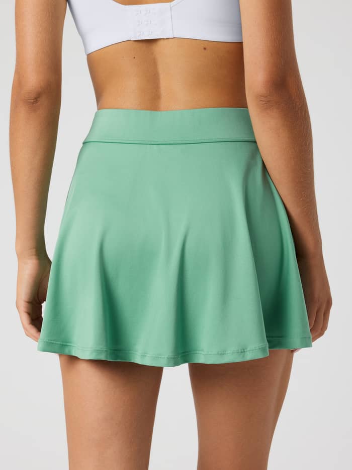 Rugaanzicht van de Björn Borg Ace Jersey Skirt in Malachite Green (Groen), zachte geribde tennisrok met stijlvolle pasvorm. - Image 2
