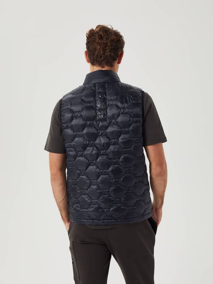 Achteraanzicht van een man in het gewatteerde Borg Down Liner Vest in Black Beauty (Zwart) met een tonale logostreep. - Image 3