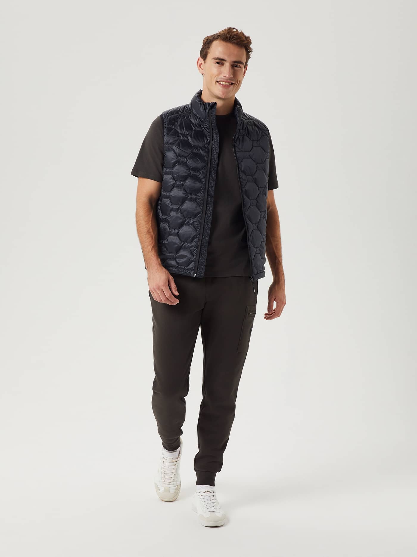 Man in de Borg Down Liner Vest in Black Beauty (Zwart) met gewatteerde ripstop finish voor stijl en functie. - Image 2