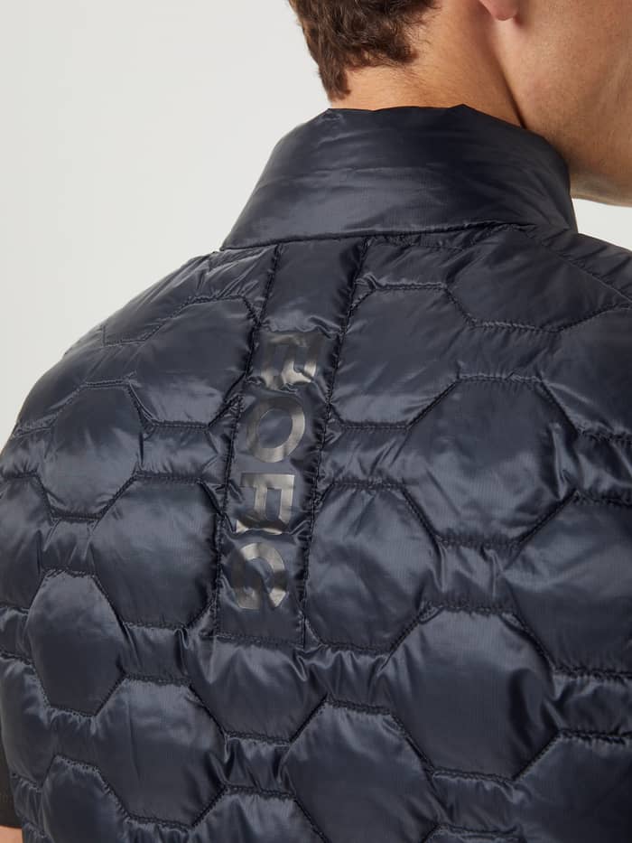 Achteraanzicht van functioneel Borg Down Liner Vest in Black Beauty (Zwart) met hexagonaal gewatteerd patroon en zwart logo. - Image 5