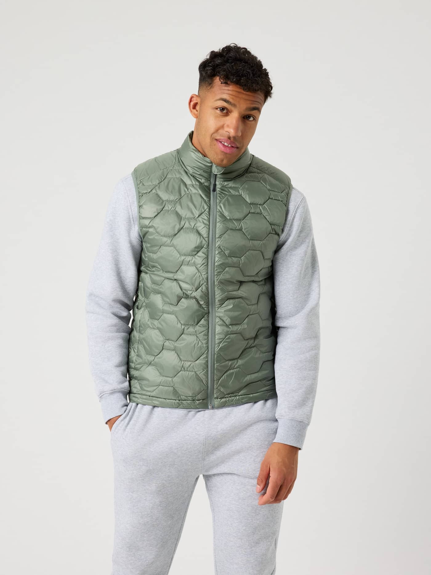 Borg Down Liner Vest i Agave Green (Grön) sedd framifrån, en stilren och funktionell vadderad väst för herrar. - Image 3