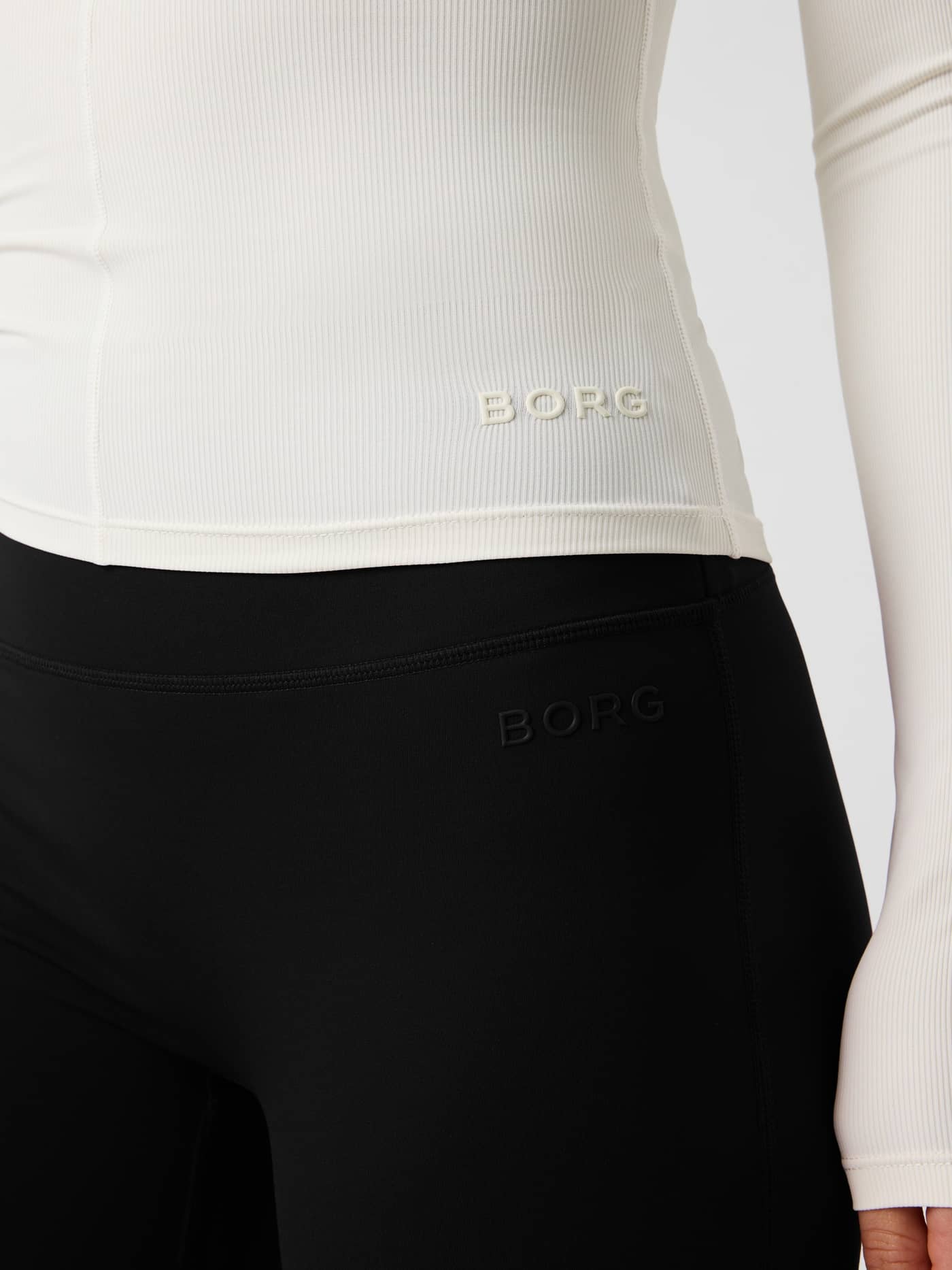 Studio Ballerina Long Sleeve i Tofu (Hvid) i nærbillede med hvidt Borg-logo og ribbet træningsmateriale. - Image 6