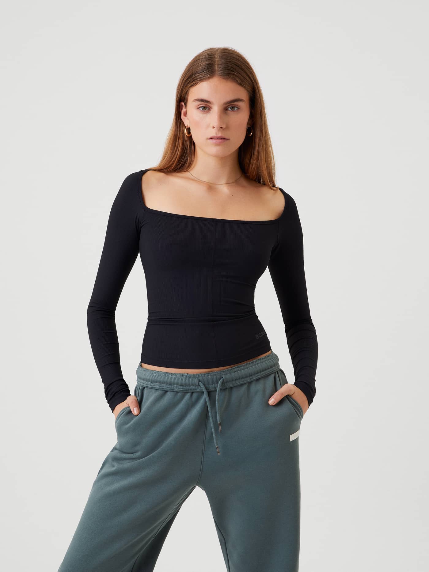 Vue de face d'une femme portant le Studio Ballerina Long Sleeve ajusté Black Beauty (Noir) pour le yoga et l'entraînement. - Image 2