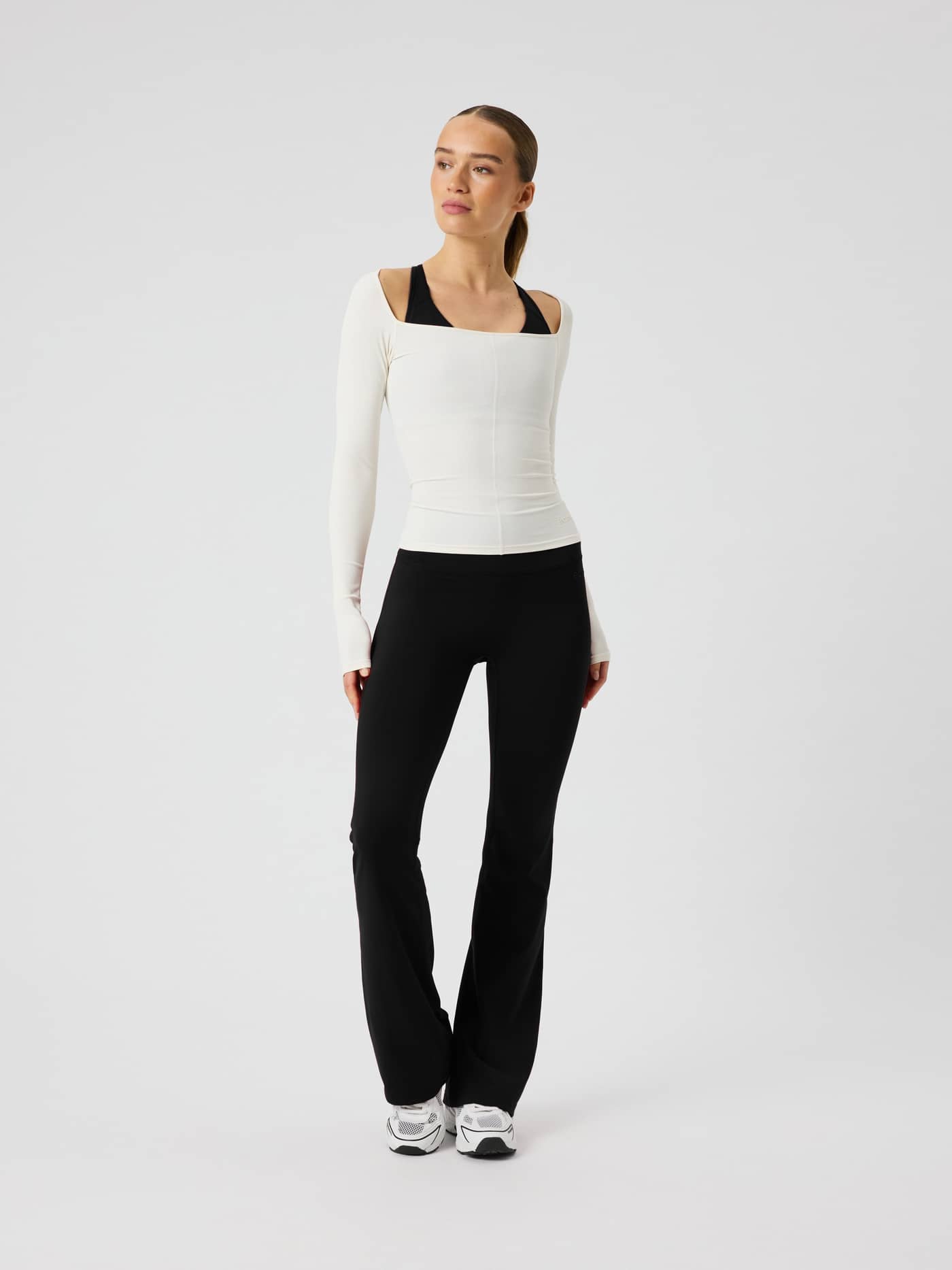 Studio Ballerina Long Sleeve i Tofu (Hvid) set forfra med slank pasform og ballerinaærmer til træning. - Image 4