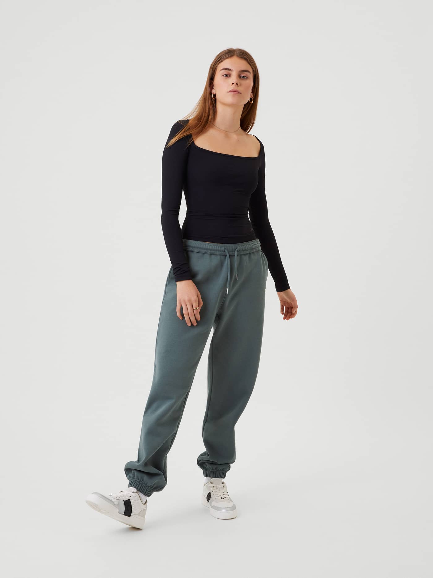 Vue de face d'une femme portant le Studio Ballerina Long Sleeve en Black Beauty (Noir) pour l'entraînement. - Image 4