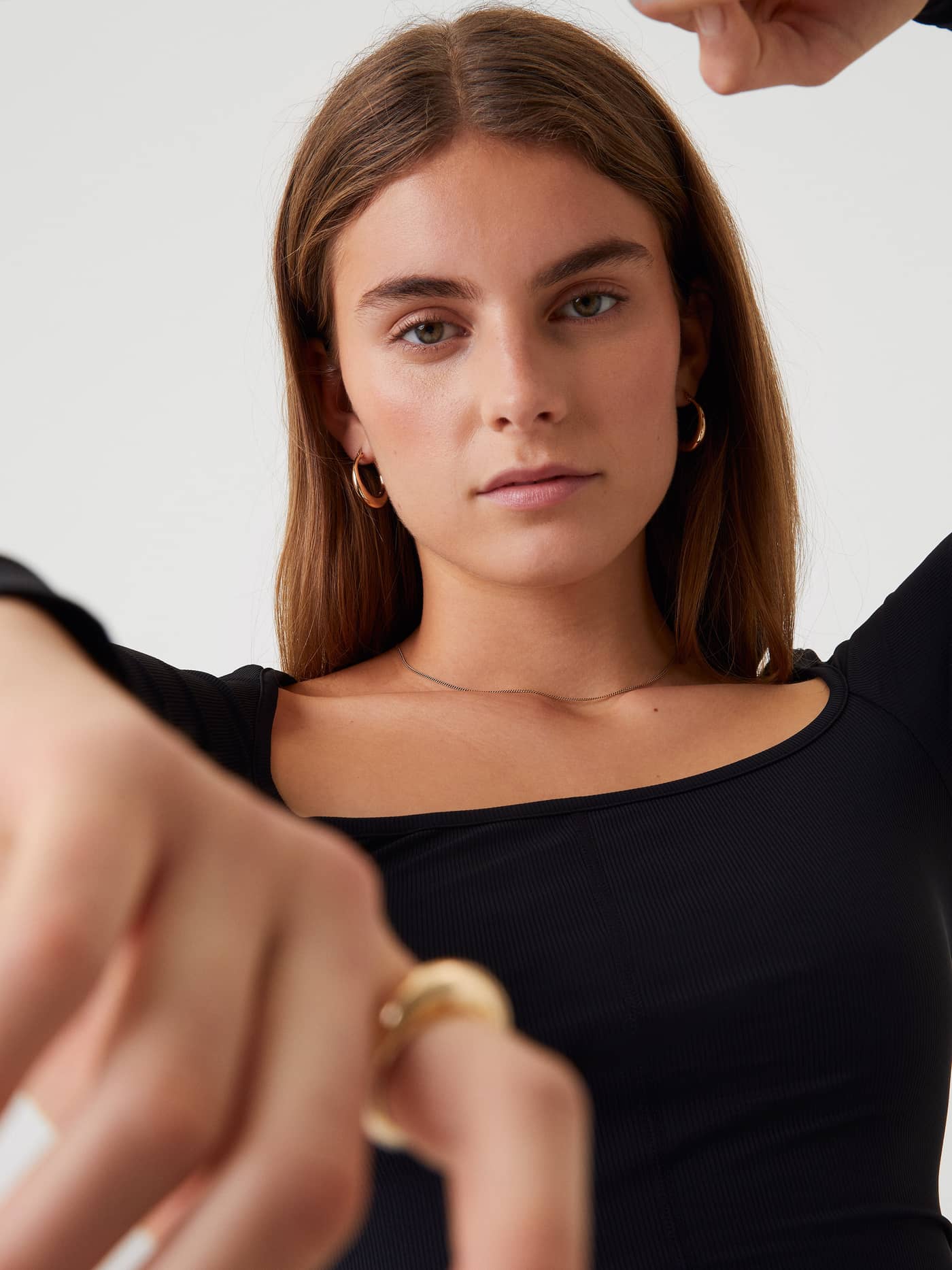 Gros plan de face d'une femme portant le Studio Ballerina Long Sleeve en Black Beauty (Noir) pour l'entraînement. - Image 5