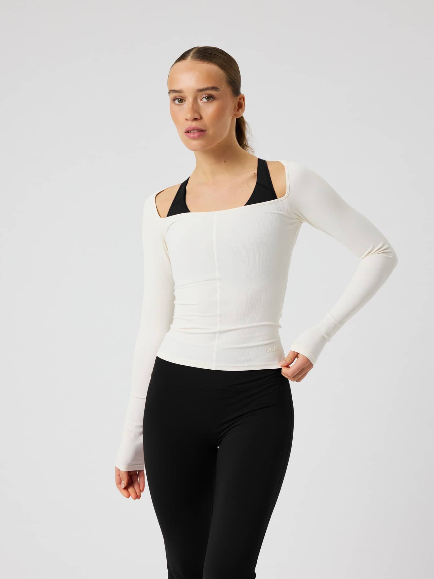 Studio Ballerina Long Sleeve i Tofu (Hvid) set forfra med slank pasform og firkantet halsudskæring til træning. - Image 2
