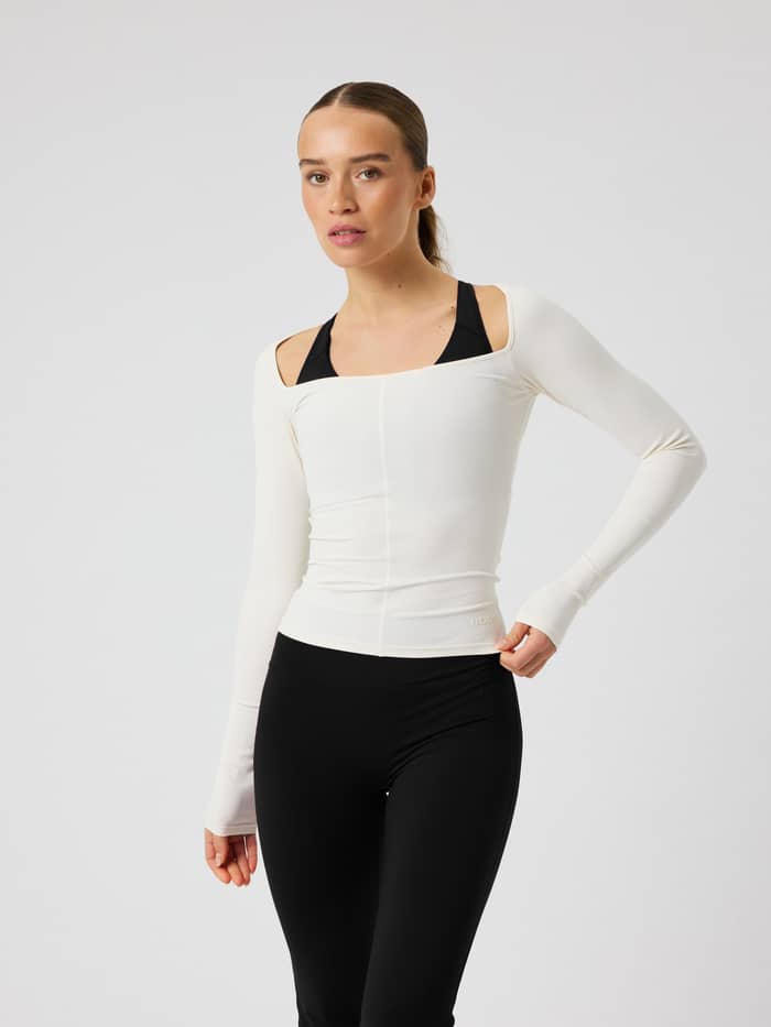 Björn Borg Studio Ballerina Long Sleeve in Tofu (Wit) met een slim-fit pasvorm voor training, getoond in vooraanzicht. - Image 2