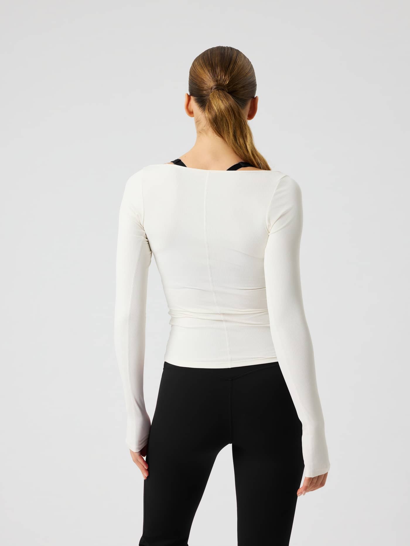 Studio Ballerina Long Sleeve i Tofu (Hvid) set bagfra med slank pasform til stilfuld performance og træning. - Image 3