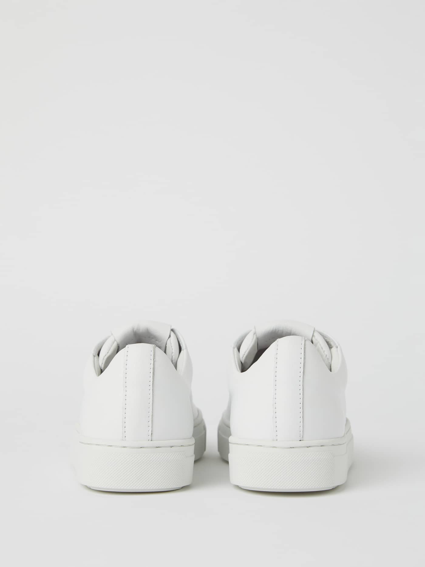 Rückansicht der weißen Men’s Classic Leather sneakers aus hochwertigem Rindsleder mit funktionalem Design im Tennis-Stil. - Image 2