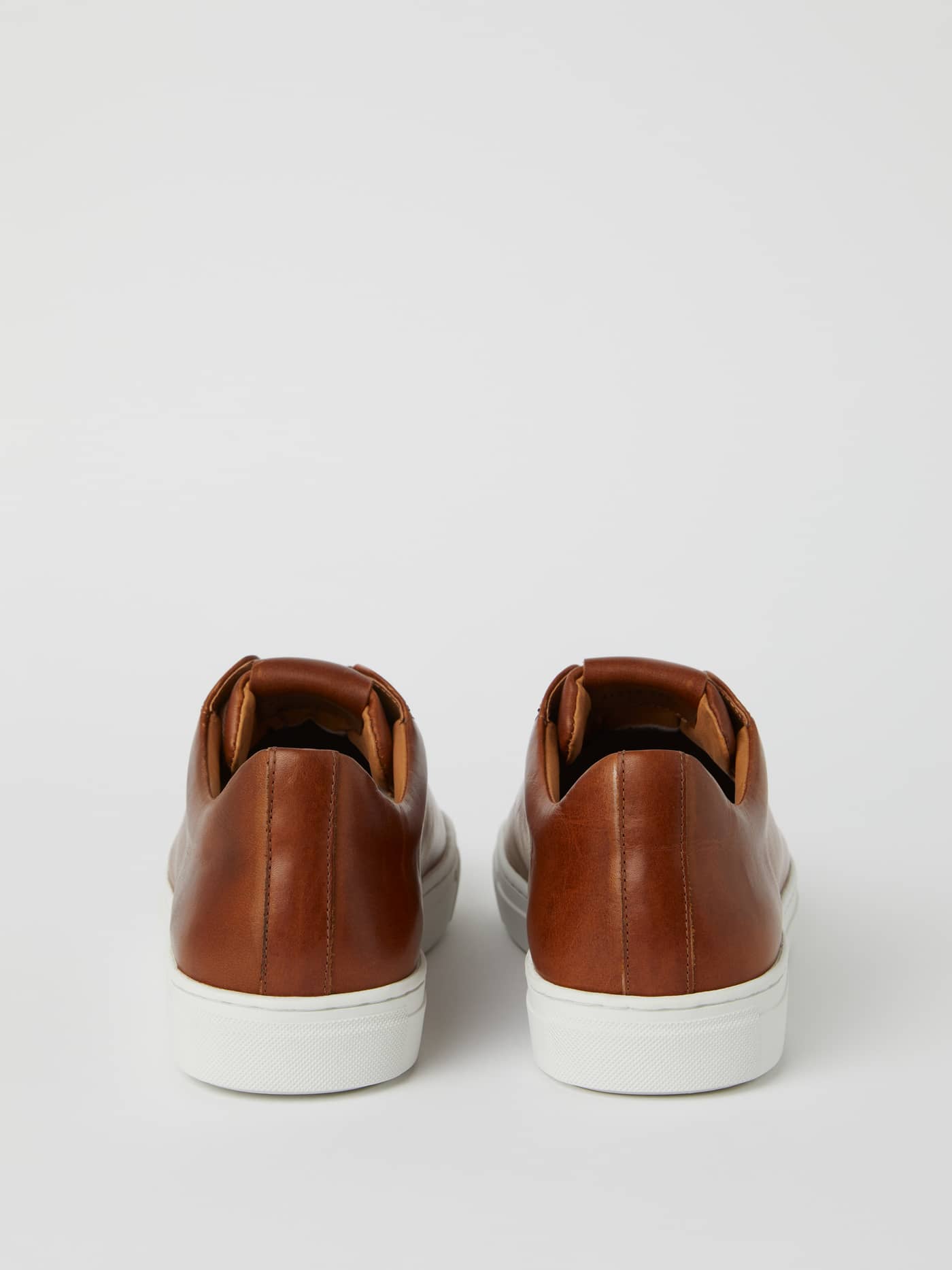 Back view of the brown Björn Borg Men’s Classic Leather sneakers, a tennis-inspired style with a durable rubber sole. - Image 2