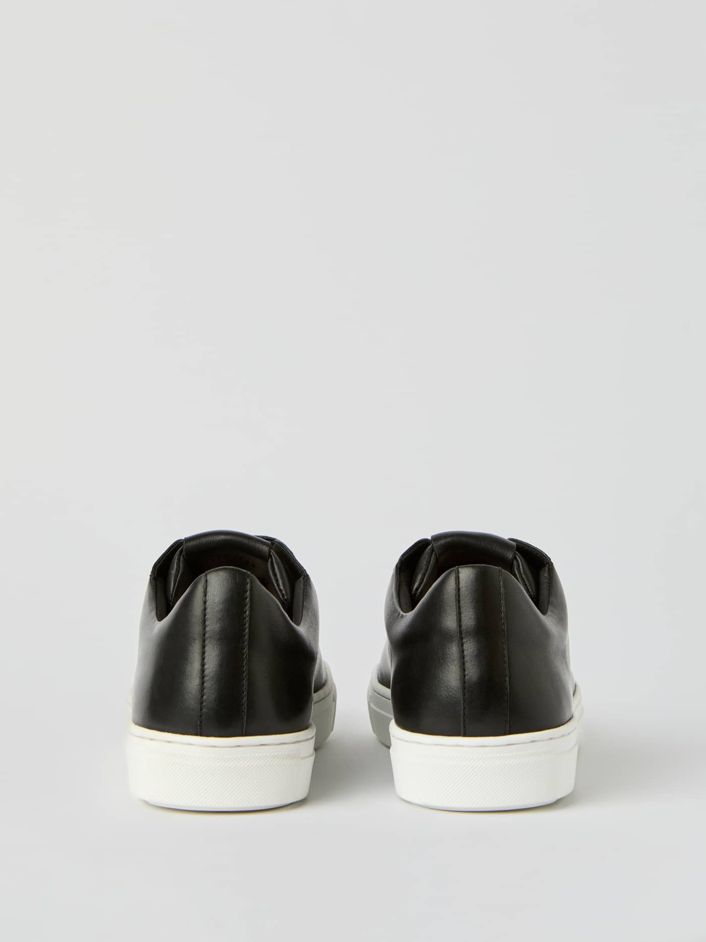 Rückansicht der Men’s Classic Leather sneakers in Schwarz aus Rindsleder mit weißer Gummisohle für Performance beim Tennis. - Image 2