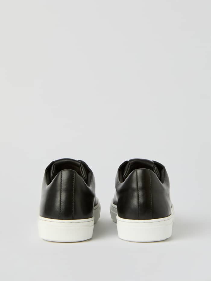 Vue arrière des Men’s Classic Leather sneakers noires en cuir de vache avec semelles en caoutchouc blanc au style tennis. - Image 2