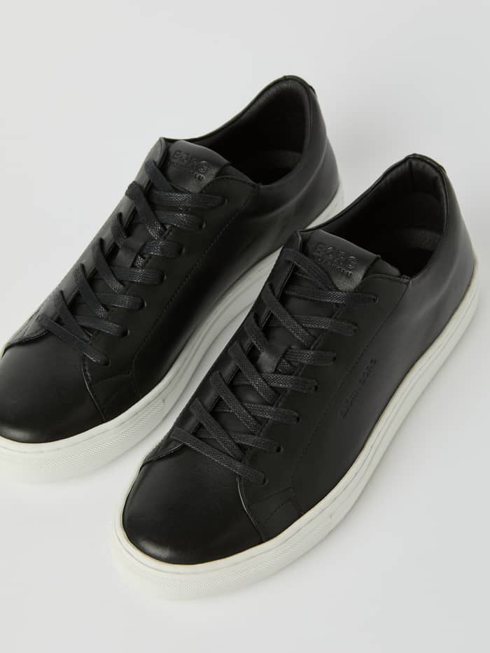 Men’s Classic Leather sneakers noires en cuir de vache au style tennis avec une semelle blanche en caoutchouc. - Image 3