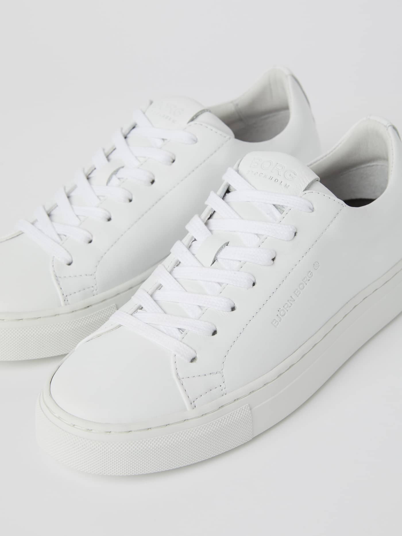 Nahaufnahme der weißen Men’s Classic Leather sneakers im Tennis-Look aus robustem Rindsleder mit dezentem silbernem Logo. - Image 3