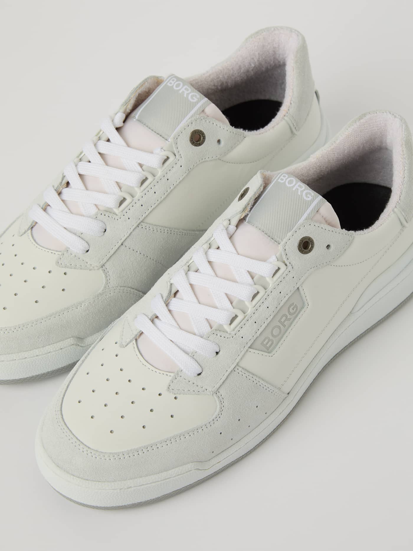Men’s Baseline Sneakers blanc en cuir et nylon avec bout perforé et logo gris alliant style tennis et performance. - Image 2