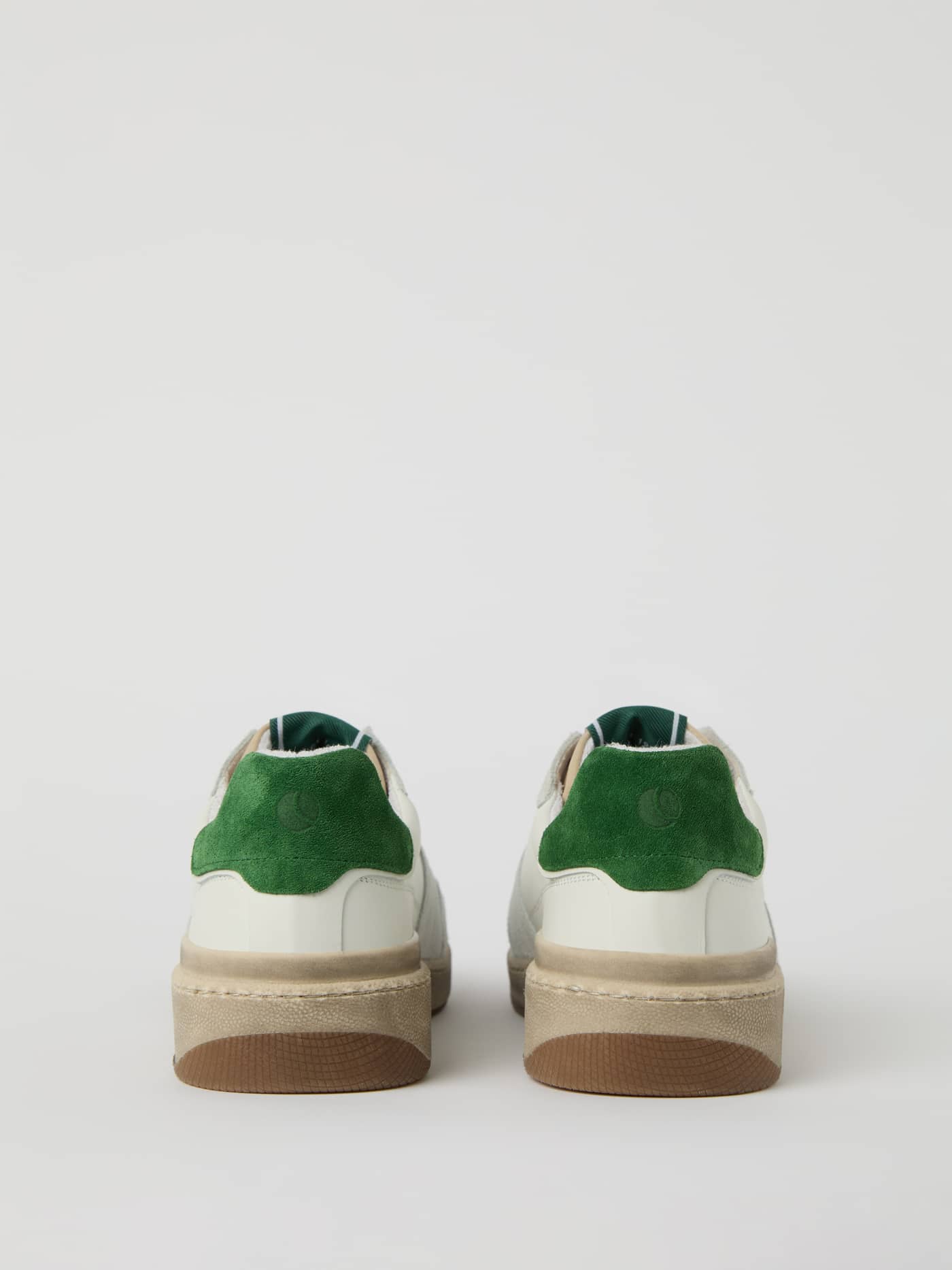 Rückansicht der Men’s Baseline Sneakers in White (Weiß) aus Leder mit dunkelgrüner Ferse und Tennis-Ästhetik. - Image 3