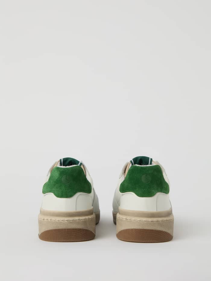 Achteraanzicht van de witte Men’s Baseline Sneakers met donkergroene hieldetails en een klassieke tennisstijl. - Image 3
