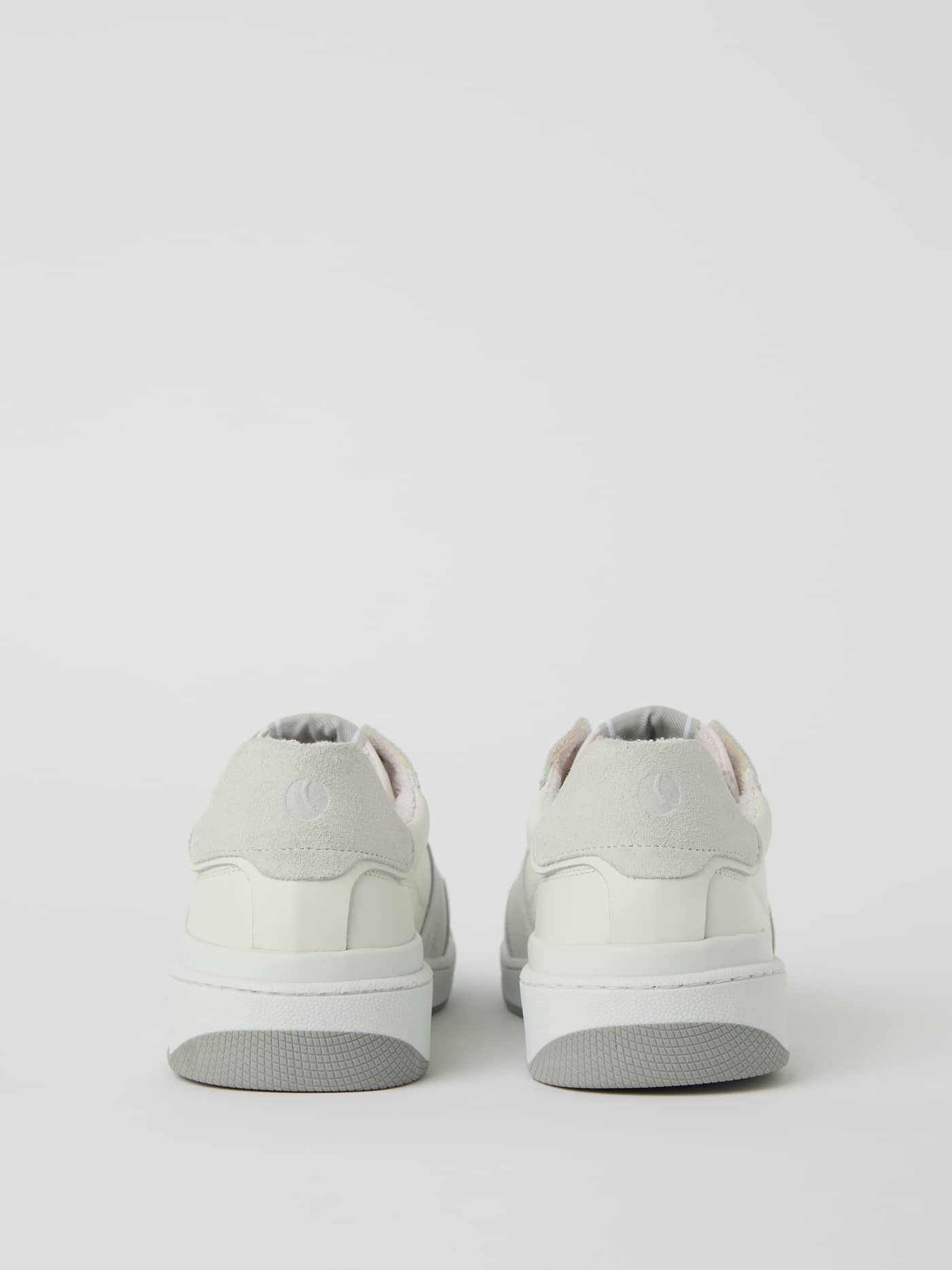 Vue arrière des Men’s Baseline Sneakers blanches en cuir et nylon, style tennis rétro et logo gris clair au talon. - Image 3
