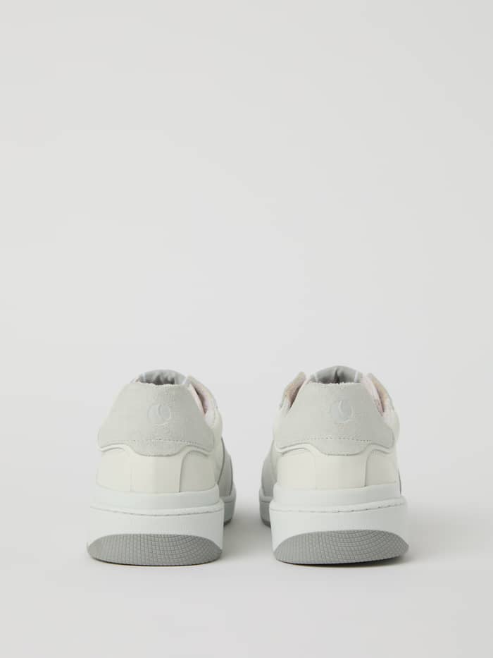Achteraanzicht van Men’s Baseline Sneakers in wit leer en nylon met een retro tennisstijl en lichtgrijs hiellogo. - Image 3