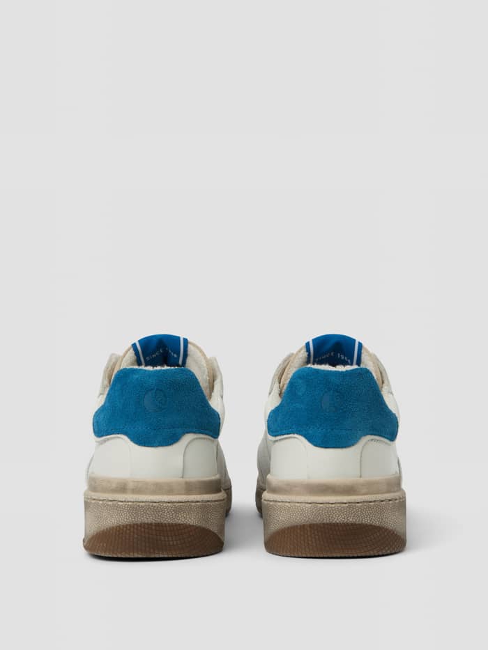 Achteraanzicht van de witte en blauwe Men's Baseline Sneakers van leer en nylon in een heritage tennisstijl. - Image 3