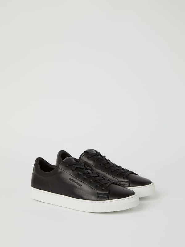 Women's Classic Leather Sneakers in black, featuring a comfortable fit and sleek tennis-inspired cow leather style.