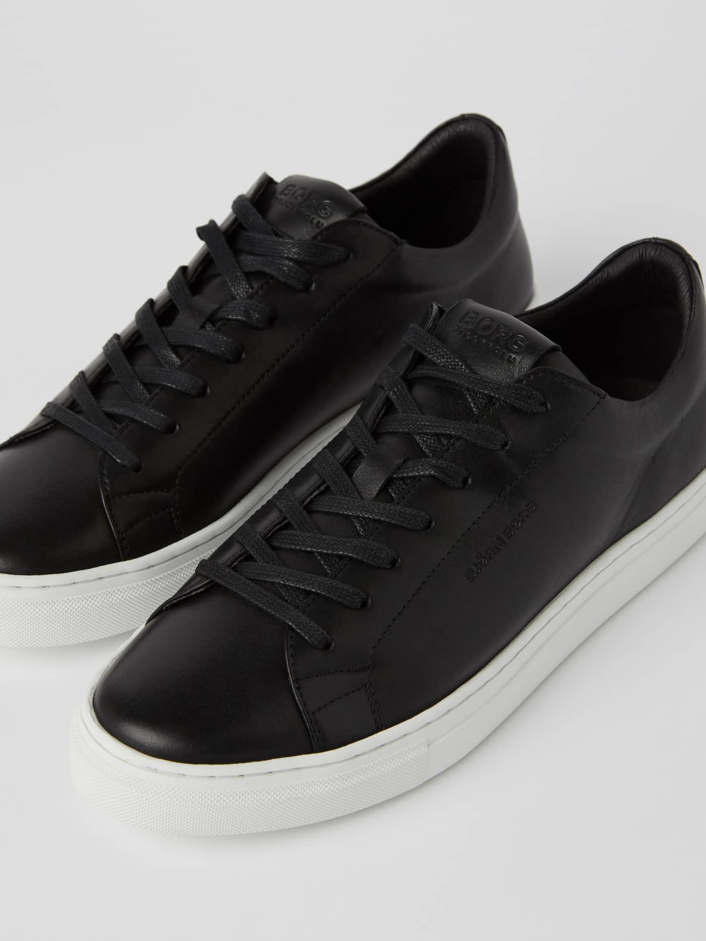 Women's Classic Leather Sneakers in zwart leer met een witte rubberen zool en een stijlvolle tennis-pasvorm. - Image 3